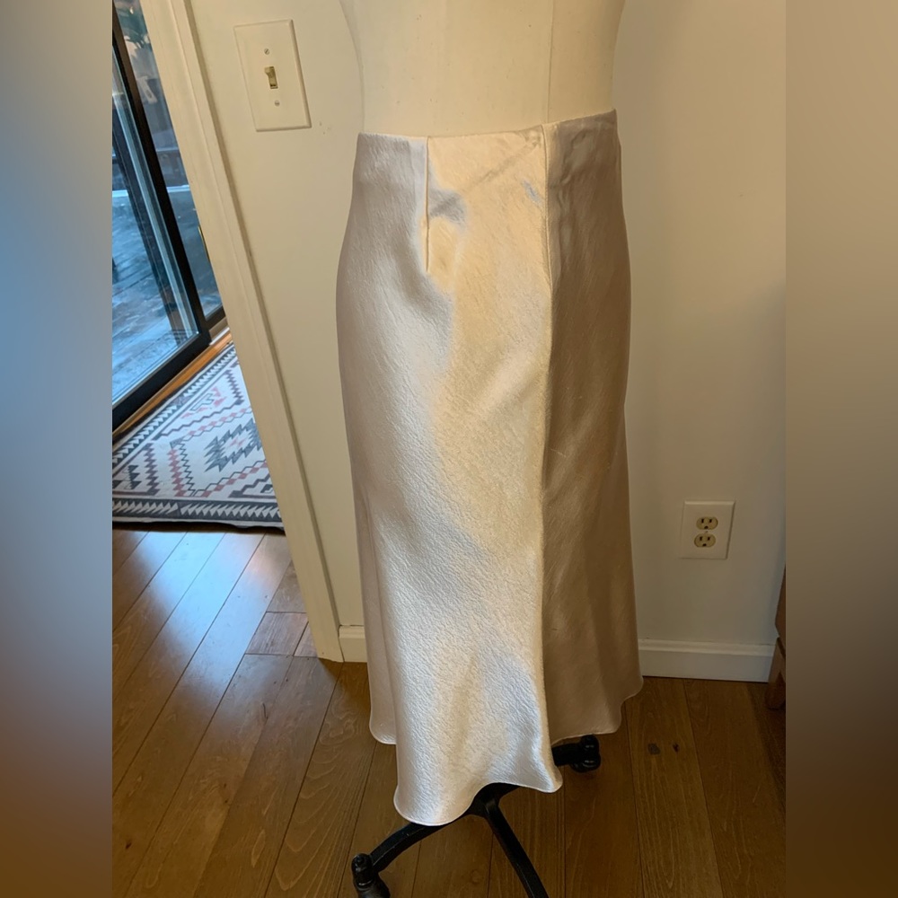 Banana Republic skirt. Size 0. Soft pink. Silky.